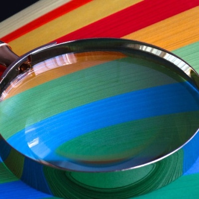 Lupa sobre superfícies coloridas com riscas largas