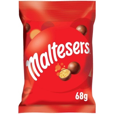 Embalagem vermelha de Maltesers com chocolates redondos e crocantes