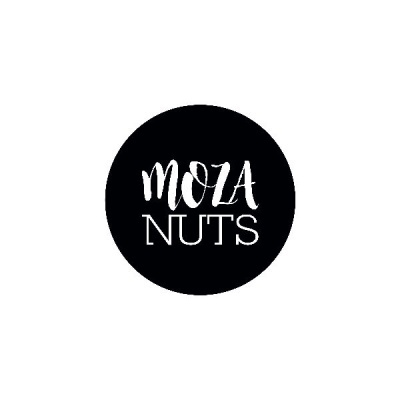 Logo redondo preto com texto branco MOZA NUTS
