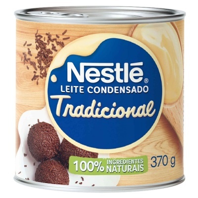 Lata de leite condensado Nestlé Tradicional com texto 100% ingredientes naturais e peso 370 g.