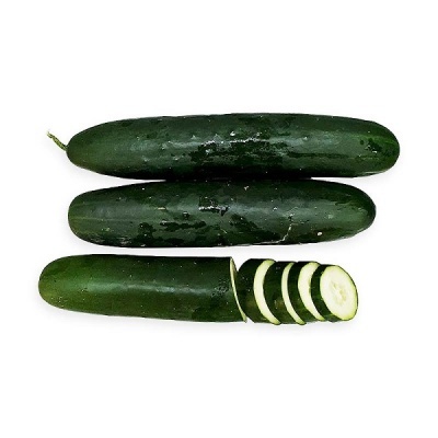 Três pepinos verdes escuros, um fatiado em rodelas, fundos brancos