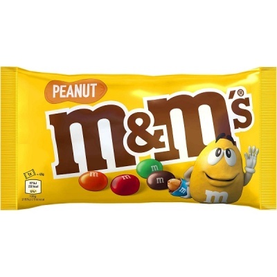 Embalagem amarela de M&M's Peanut com personagem amarelo e amêndoas coloridas.