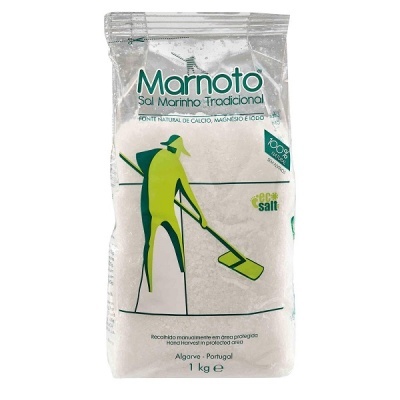 Pacote transparente de 1 kg de sal marinho Marnoto com figura verde estilizada e texto em português