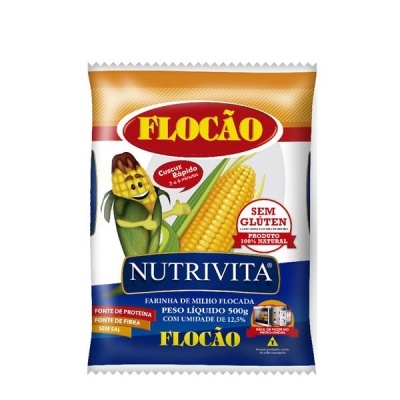 Pacote de farinha de milho flocada Nutrivita Flocão 500g com texto e cores azul, amarelo, branco e vermelho