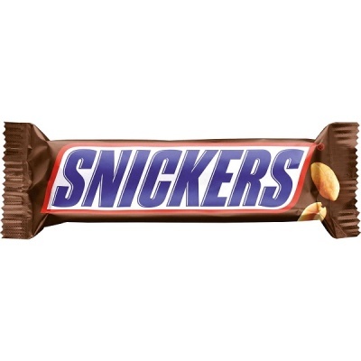 Barra de chocolate Snickers com embalagem castanha e letras azuis