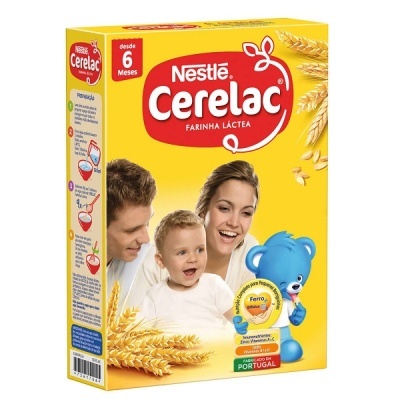Embalagem amarela de Nestlé Cerelac farinha láctea para bebés desde 6 meses com imagem de família e mascote azul