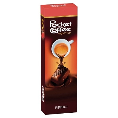 Embalagem de Pocket Coffee espresso Ferrero cor castanha e vermelha com imagem de café a derramar sobre chocolate