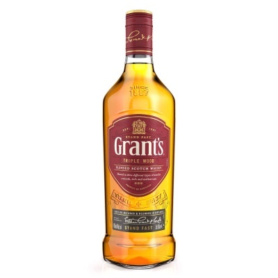 Garrafa de whisky Grant's Triple Wood com rótulo vermelho e dourado