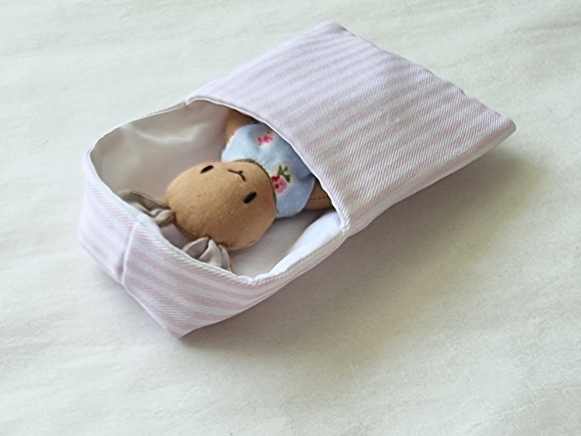 Saco-cama : Sleeping bag Brinquedo de pelúcia num saco de tecido rosa às riscas em fundo branco