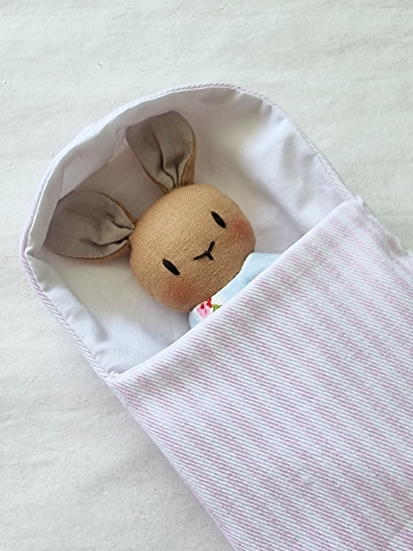 Saco-cama : Sleeping bag Boneco de coelho de tecido num saco de dormir riscado rosa e branco