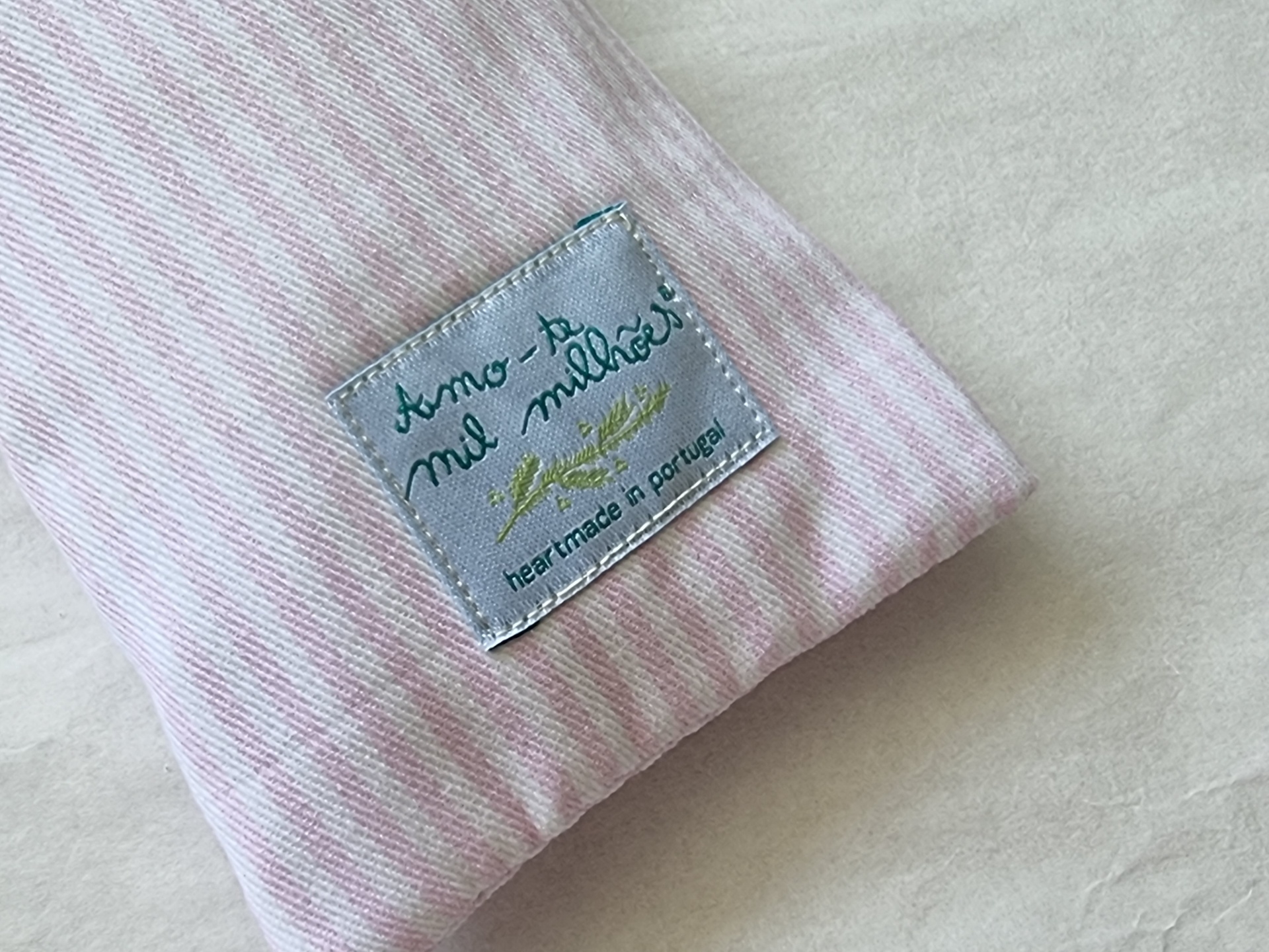 Saco-cama : Sleeping bag Roupa rosa às riscas com etiqueta costurada com texto em azul e verde