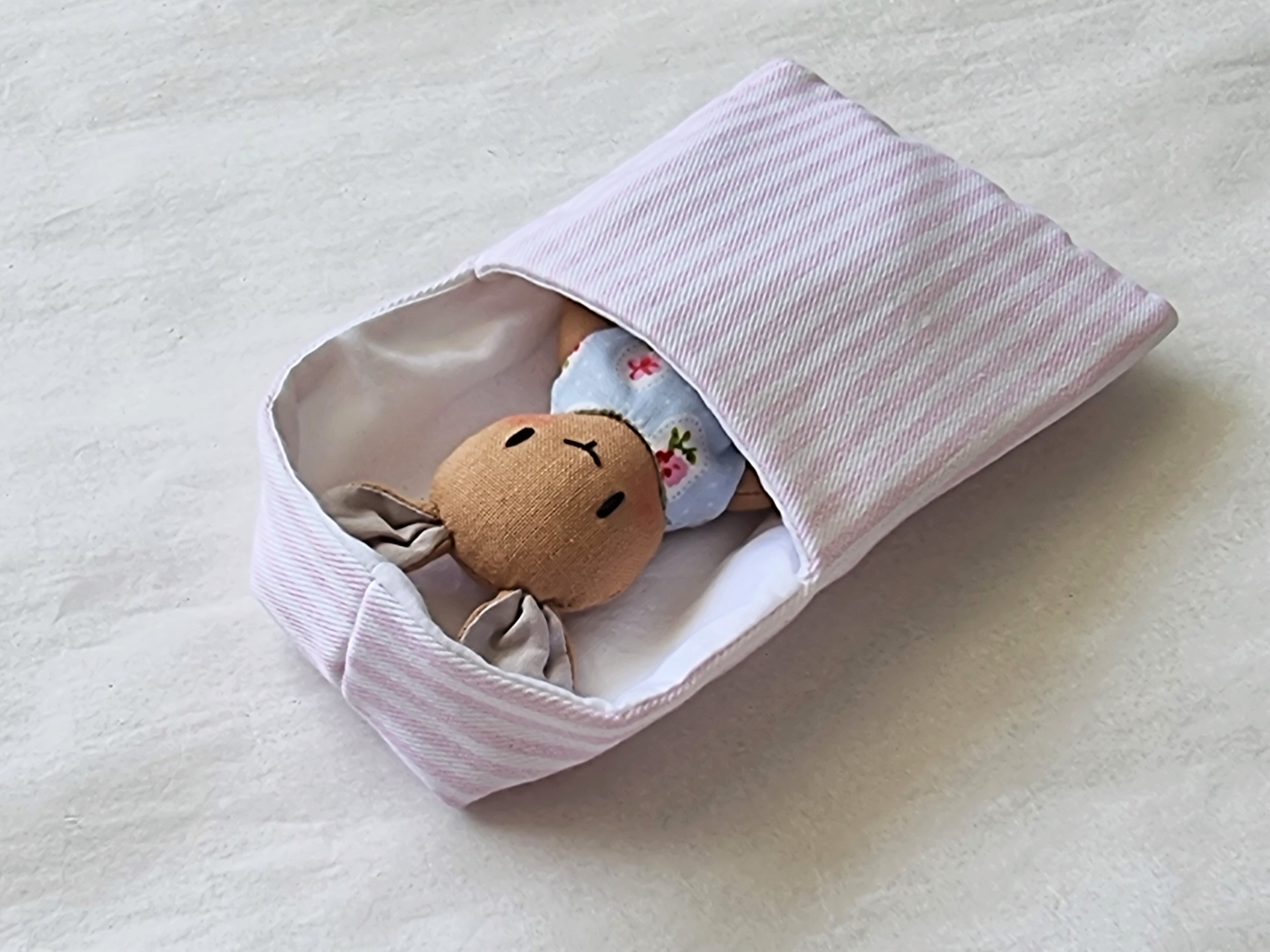 Saco-cama : Sleeping bag Saco de tecido rosa com boneca de pano dentro.