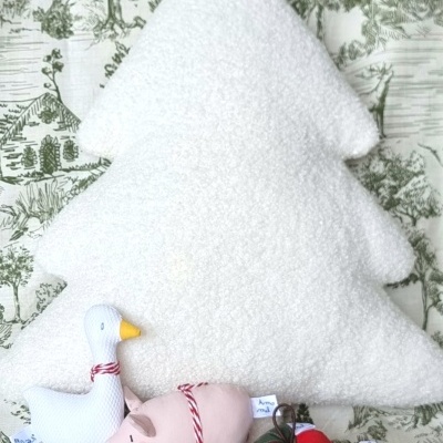 Almofada árvore de Natal branca com bonecos de pelúcia pato, porco e maçãs