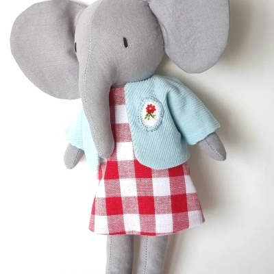 Boneco de peluche elefante cinzento com roupa colorida