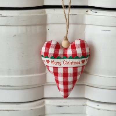 Decoração de Natal em forma de coração xadrez vermelha e branca pendurada