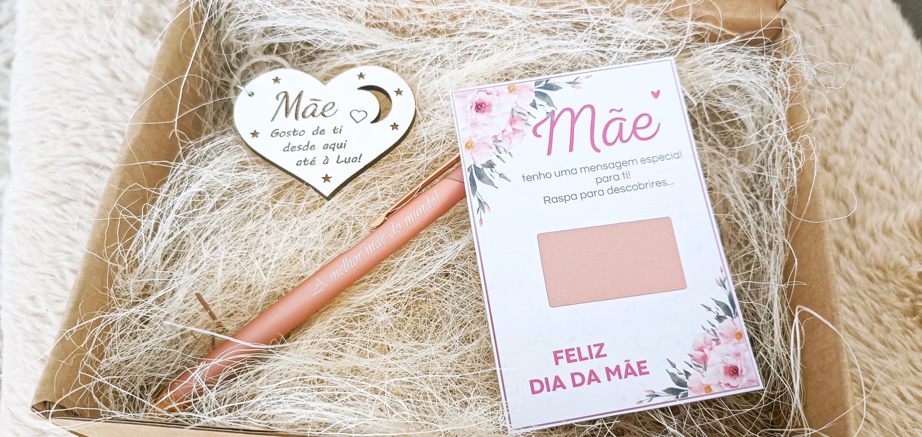 kit presente dia da mãe com coração decorativo branco e caneta cor-de-rosa.