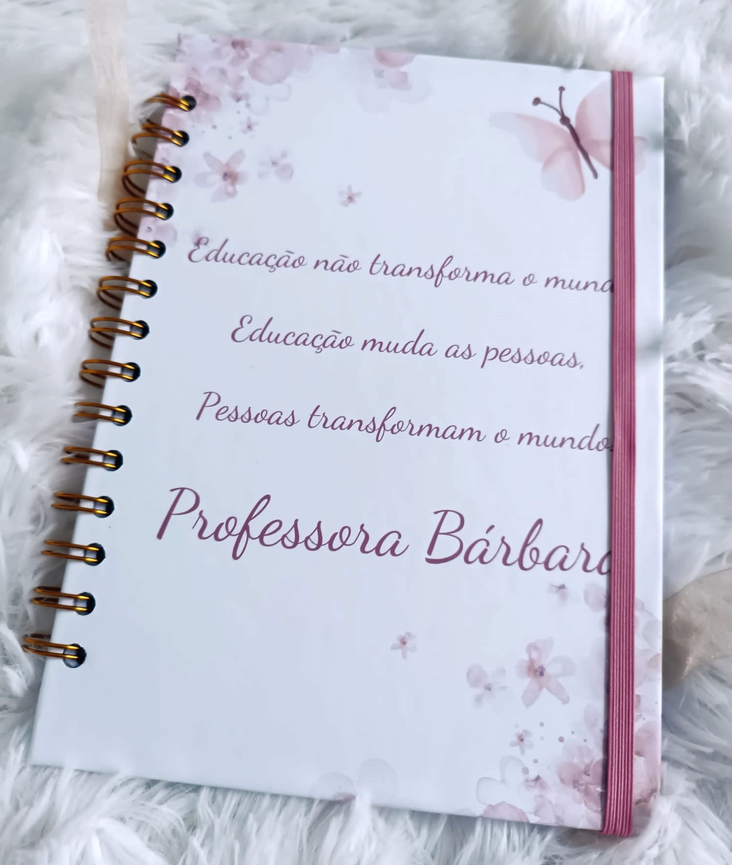 Caderno decorado branco com flores, borboleta e texto em português