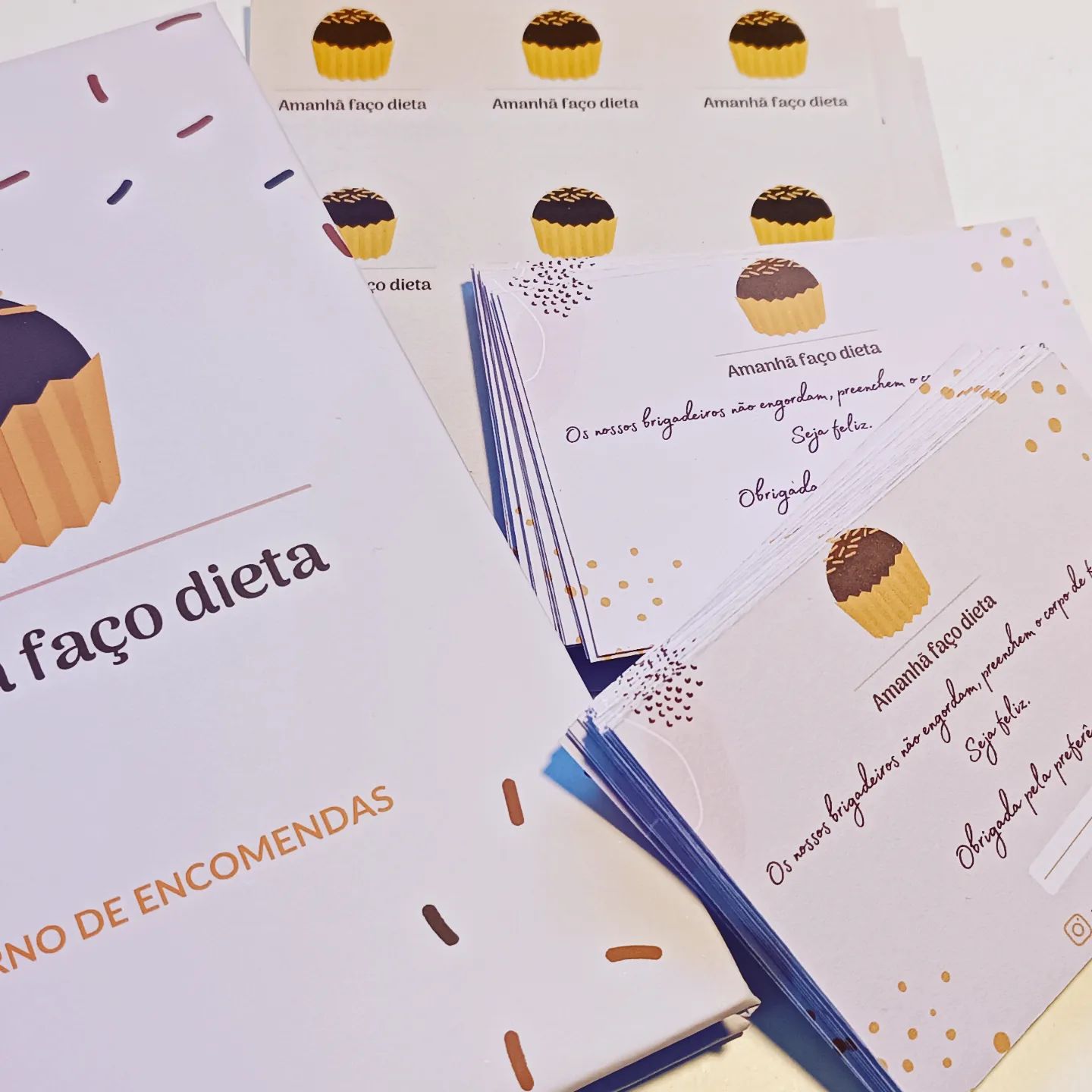 Materiais impressos com ilustrações de cupcakes e texto Amanhã faço dieta em fundo branco