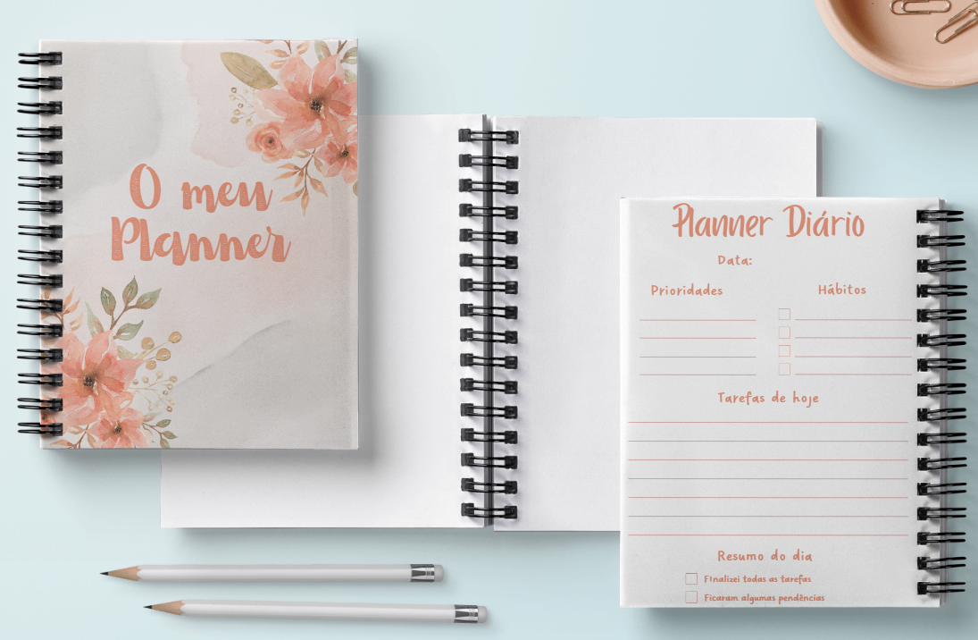 Planners em espiral com design floral rosa, um aberto com texto Planner Diário e outro fechado com O meu Planner