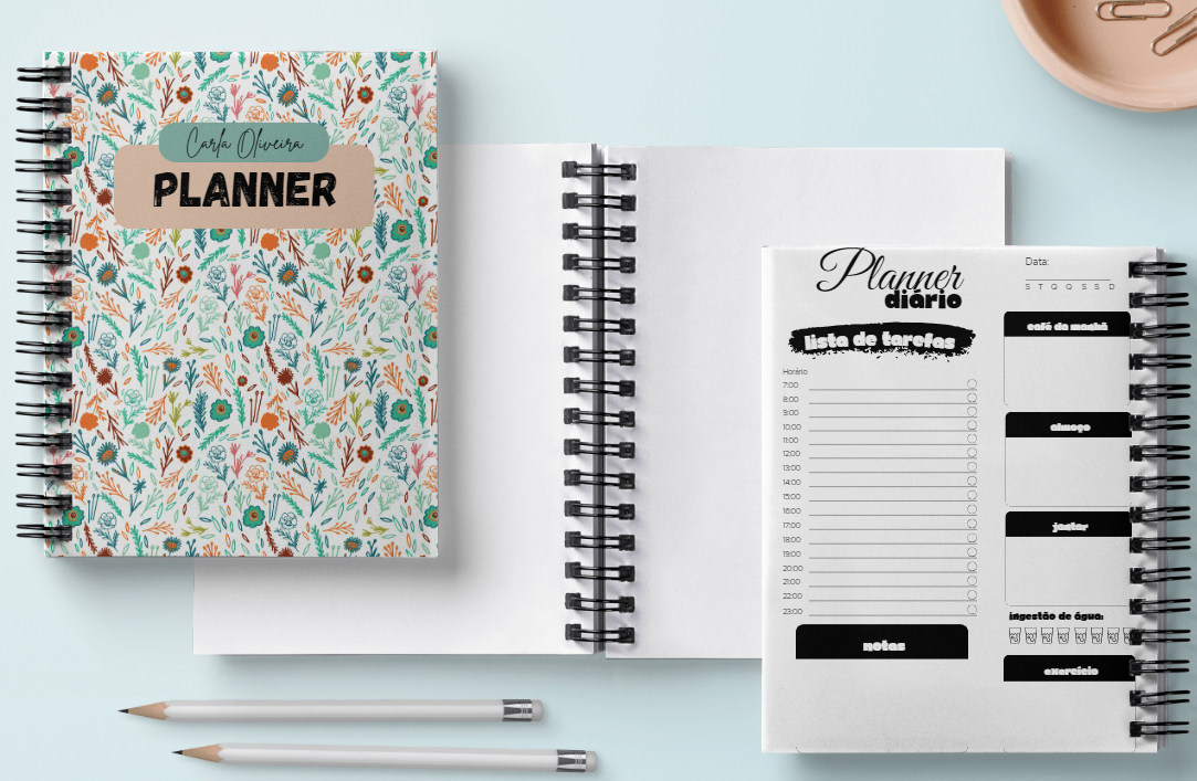 Planner com capa floral e páginas internas com lista de tarefas, lápis e clips em fundo claro