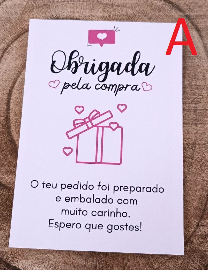 Cartão de agradecimento com texto em português e desenho de presente rosa.