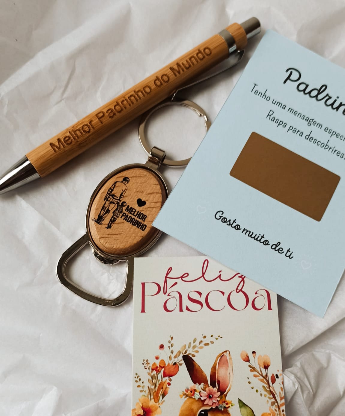 Conjunto com caneta de madeira, porta-chaves abridor e cartões de mensagem para padrinho em fundo branco