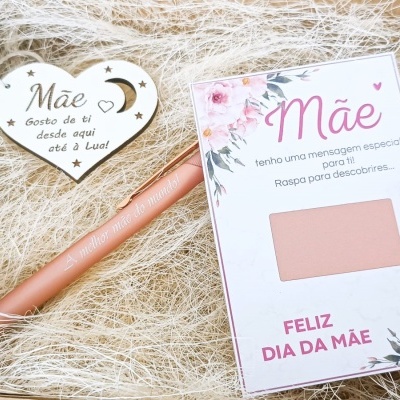 kit presente dia da mãe com coração decorativo branco e caneta cor-de-rosa.