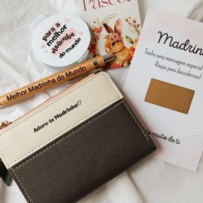 Conjunto de presentes para madrinha incluindo carteira bicolor, caneta, frasco e cartões com mensagens em português