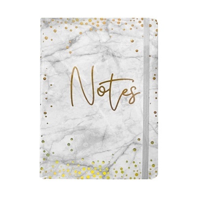 Caderno com capa de padrão mármore e manchas douradas e prateadas, com a palavra 'Notes' em dourado.