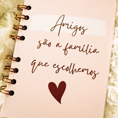 Caderno rosa claro com texto motivacional e coração vermelho