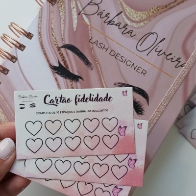 Caderno rosa com texto e cartões fidelidade com corações para marcar