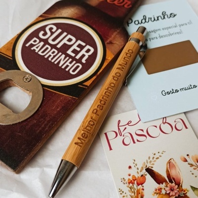 abridor de garrafas em forma de cerveja, caneta de madeira, cartão azul e postal de Páscoa com coelho