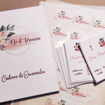 Caderno de encomendas, cartões e etiquetas com design floral em fundo branco