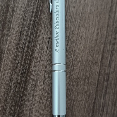 Caneta prateada com inscrição 