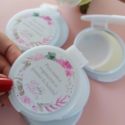 Espelhos redondos de bolso com etiquetas florais e mensagem Dia da Mulher