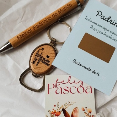 Conjunto com caneta de madeira, porta-chaves abridor e cartões de mensagem para padrinho em fundo branco