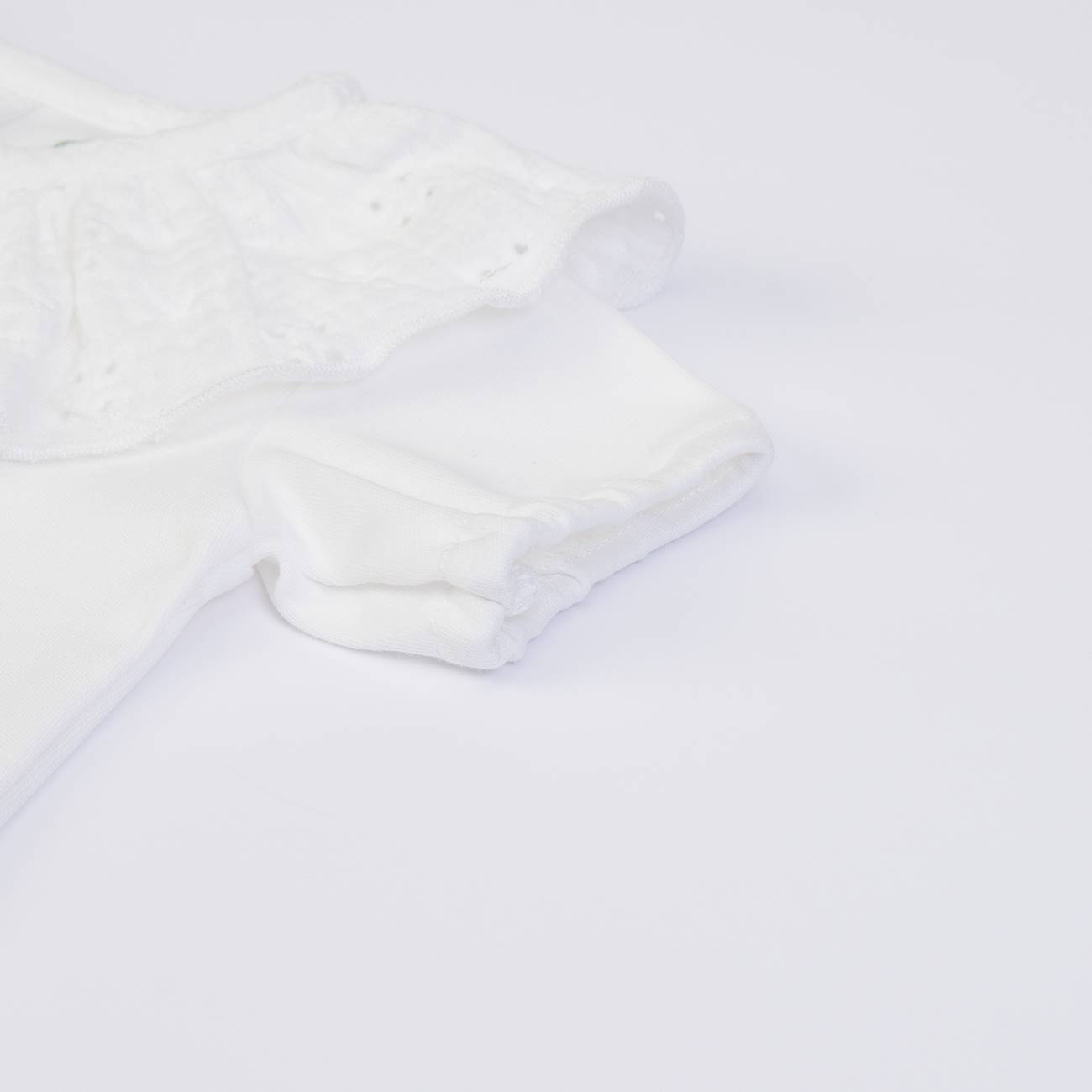 Pantalonas de bebé brancas com detalhe rendado na cintura