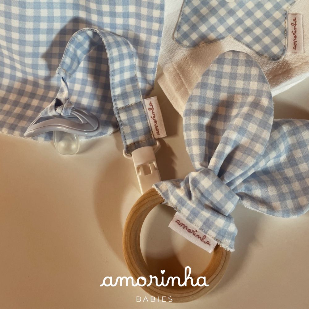 Acessórios para bebés padrão vichy azul claro com chupeta, porta-chupeta, argola de madeira com laço e babete creme