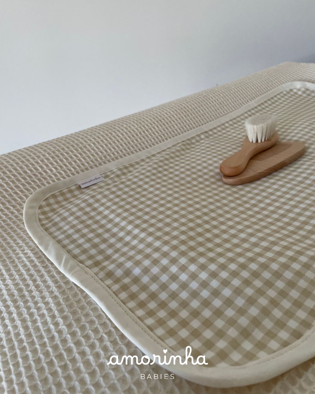 tapete xadrez bege para bebé com escova de cabelo de madeira