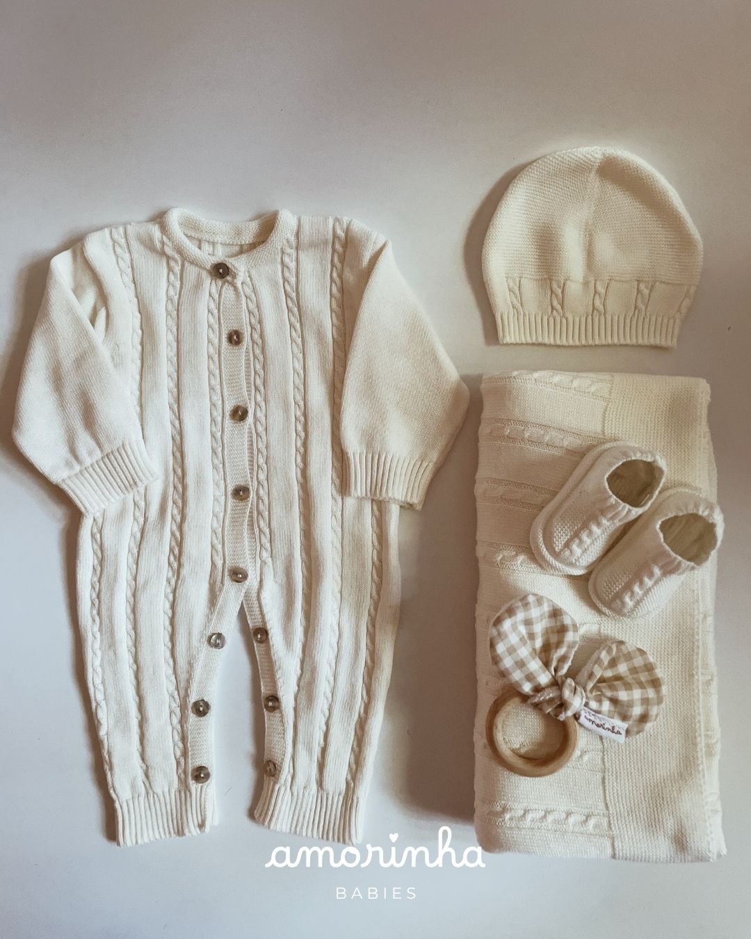 Conjunto de roupa e acessórios de bebé creme em malha, com texto amorinha BABIES