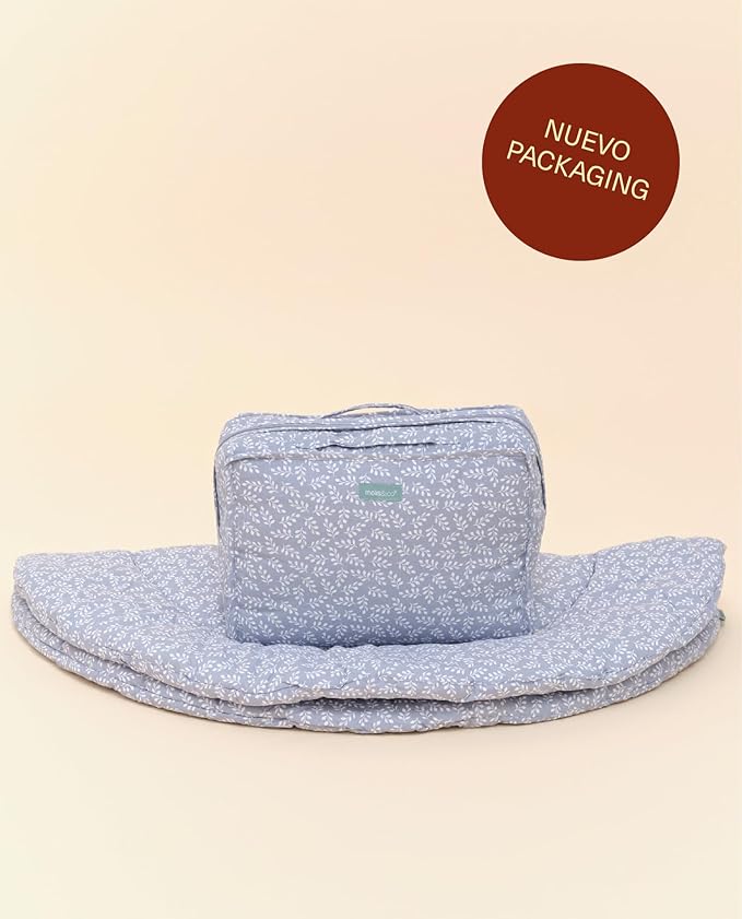 Mala e tapete com padrão floral branco e cinzento com texto NUEVO PACKAGING.