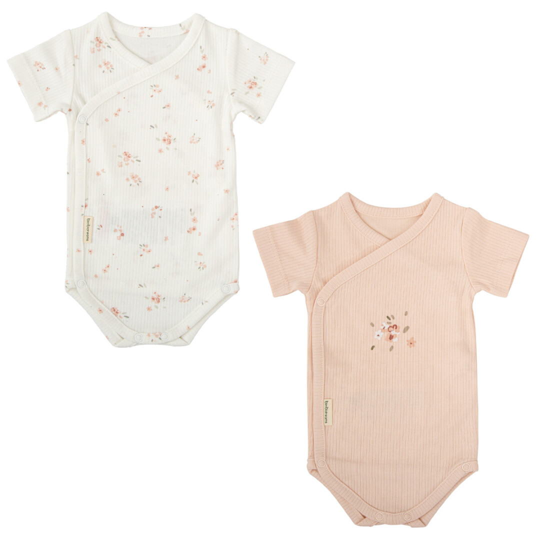 Dois bodys de bebé manga curta em tecido canelado, branco com flores cor-de-rosa e rosa claro com floreado central.