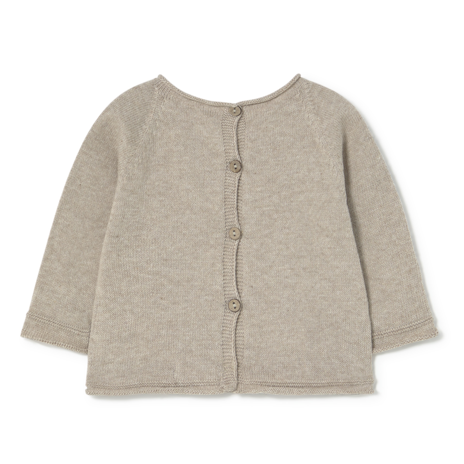 Casaco de malha bege com botões frontais.