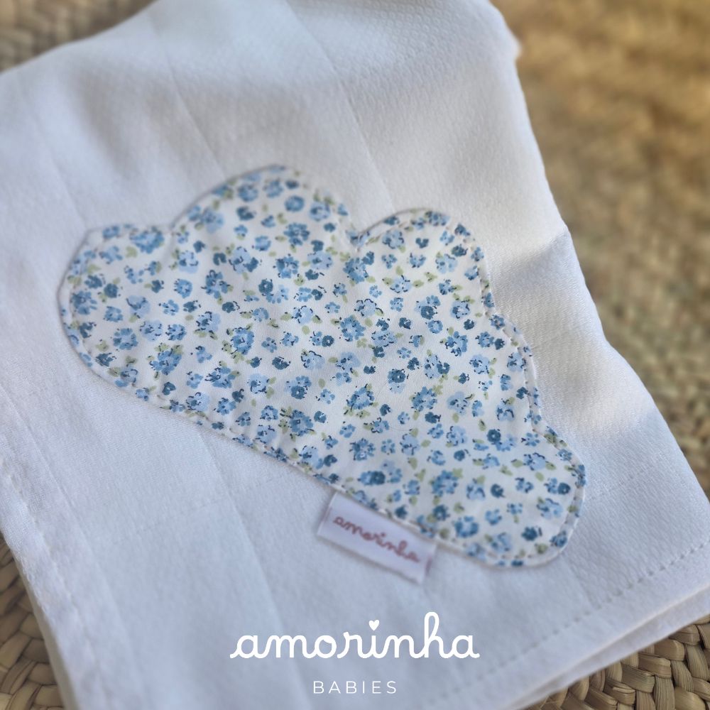 Pano branco para bebé com aplicação em forma de nuvem floral azul