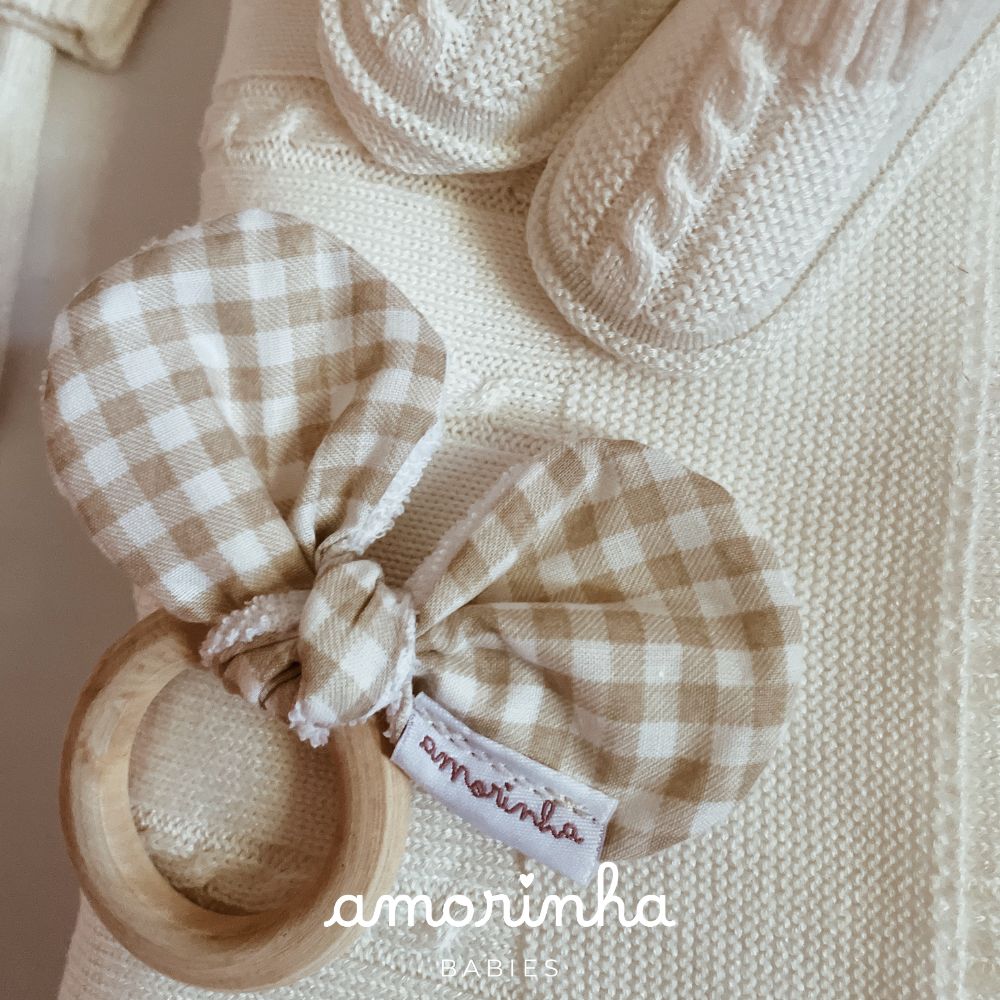 Chocalho para bebé com argola de madeira e tecido xadrez bege e branco