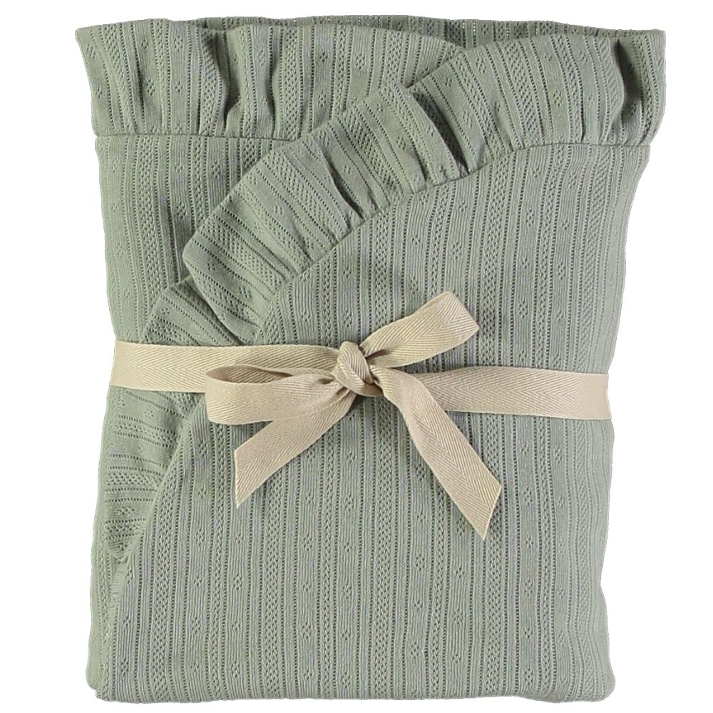Manta de malha verde amarrada com fita bege em fundo branco