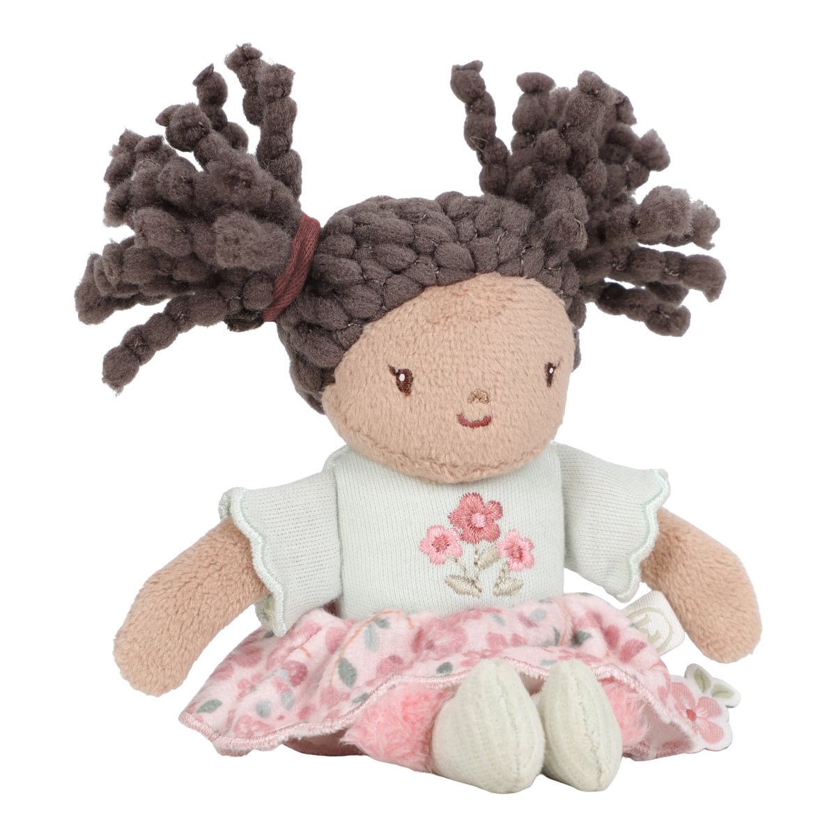 Boneca de peluche com vestido floral e cabelo castanho a tranças.