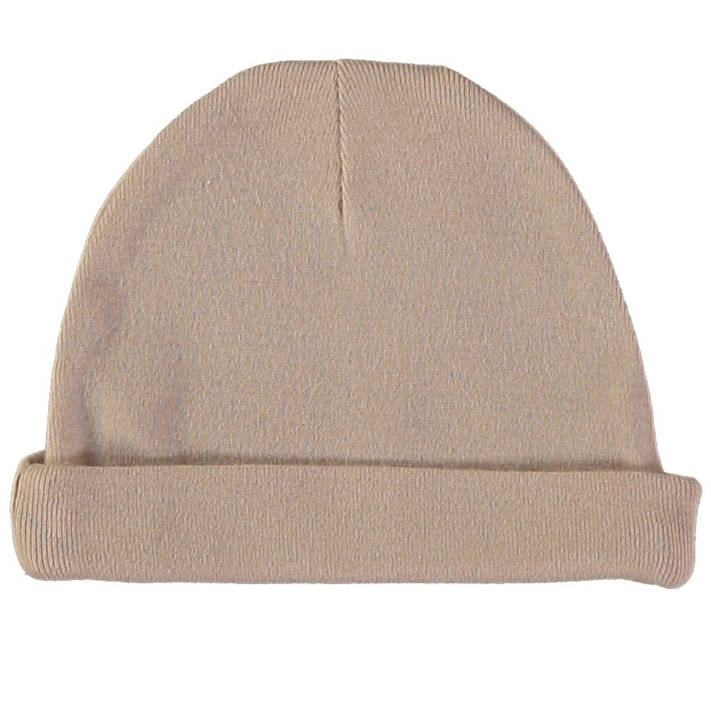 Gorro tecido bege com dobra na borda e padrão de malha