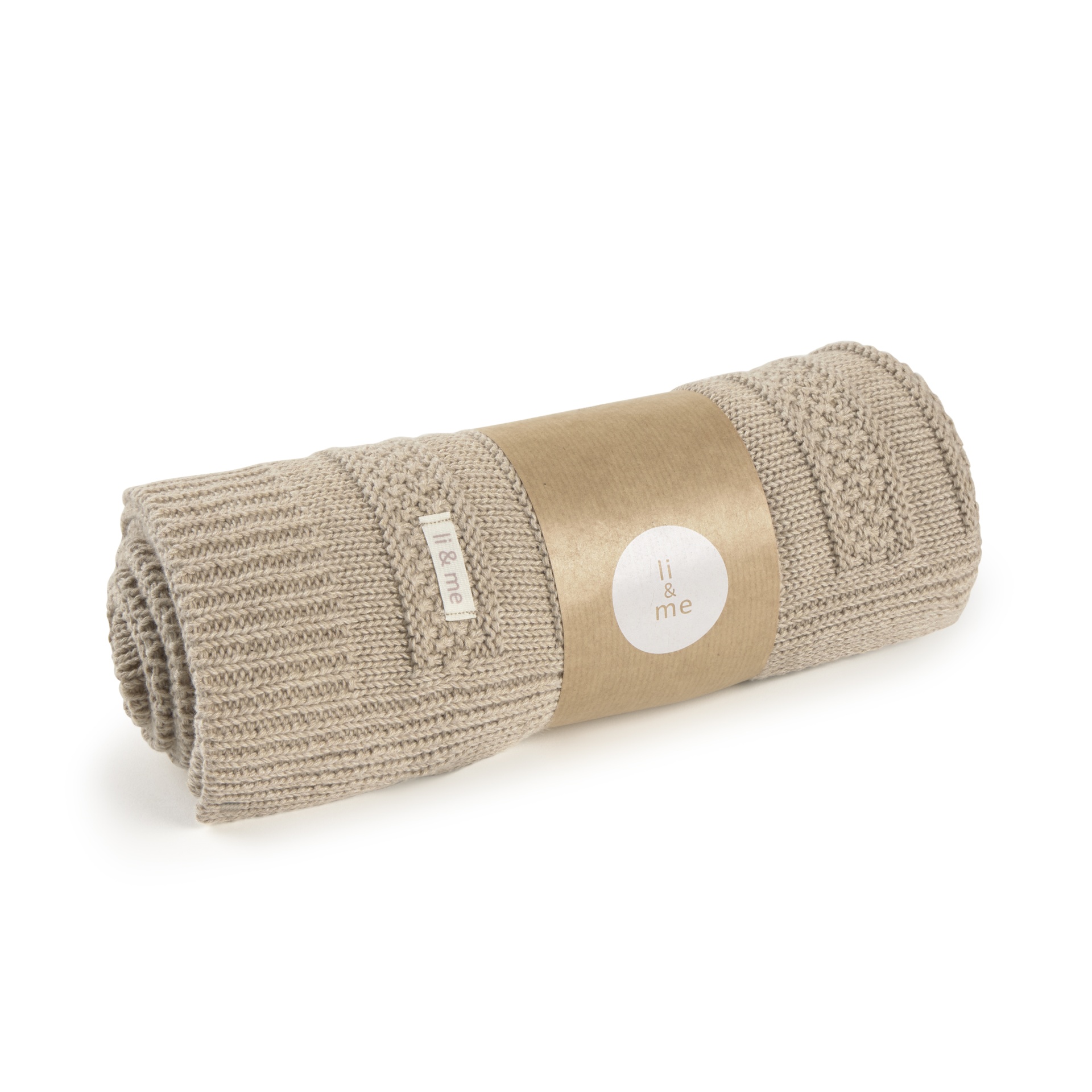 Manta tricotada bege enrolada com etiqueta e faixa de papel.