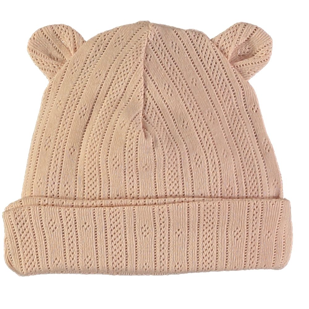 Gorro de malha cor salmão com pequenos ouvidos e padrão de pontos